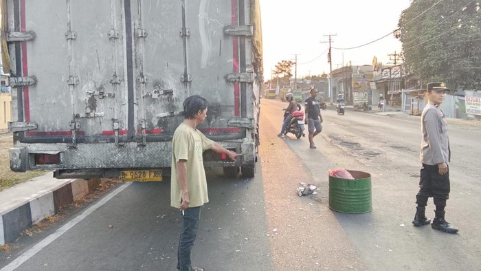 Seorang pengendara motor tewas setelah menabrak truk yang terparkir di badan jalan di Kota Bitung.