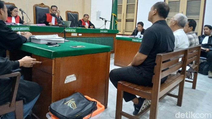 Sidang keterangan saksi kasus korupsi BTT Kabupaten Batu Bara di ruang Cakra 8 Pengadilan Negeri Medan, Senin (7/9/2026) malam
