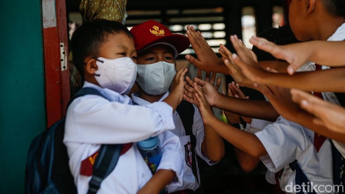 Aktivitas pembelajaran di SDN Jatiasih X, Kota Bekasi, tetap berlangsung secara tatap muka pada Senin (7/9/2026) meski sebaran abu vulkanik akibat erupsi Gunung Anak Krakatau mulai berdampak ke wilayah Jabodetabek.