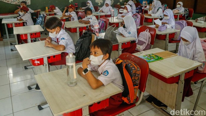 Aktivitas pembelajaran di SDN Jatiasih X, Kota Bekasi, tetap berlangsung secara tatap muka pada Senin (7/9/2026) meski sebaran abu vulkanik akibat erupsi Gunung Anak Krakatau mulai berdampak ke wilayah Jabodetabek.