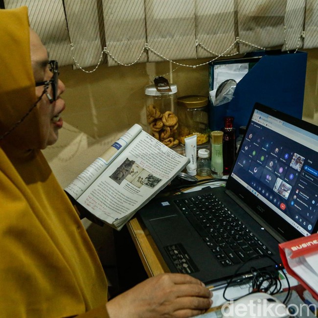 Siswa Jakarta Belajar dari Rumah Lewat PJJ Imbas Abu Vulkanik Anak Krakatau