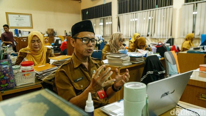 Pemprov DKI Jakarta menerapkan PJJ di seluruh sekolah mulai 7 September 2026. Kebijakan ini diambil untuk mengantisipasi dampak abu vulkanik Anak Krakatau.