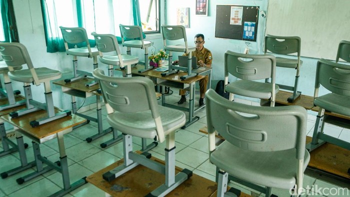 Pemprov DKI Jakarta menerapkan PJJ di seluruh sekolah mulai 7 September 2026. Kebijakan ini diambil untuk mengantisipasi dampak abu vulkanik Anak Krakatau.