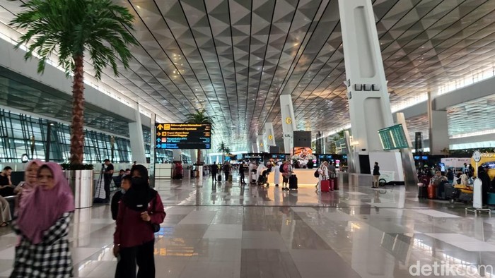 Situasi Bandara Soekarno-Hatta pagi ini usai ditutup sementara akibat erupsi Gunung Anak Krakatau (Devi/detikcom).