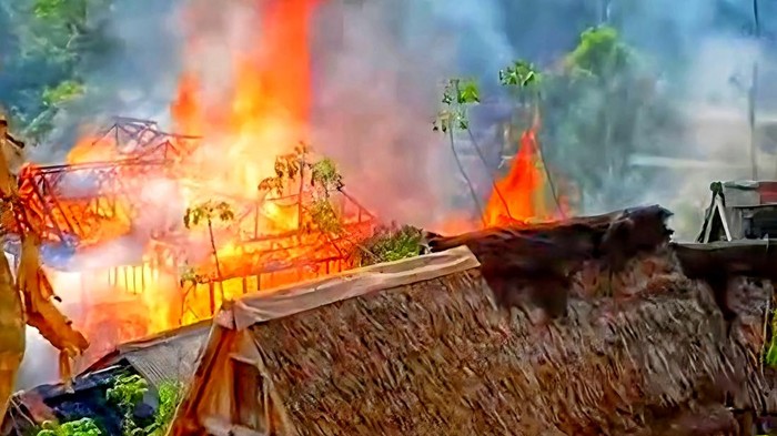 Situasi saat rumah berbahan kayu beratap ijuk milik Sekdes Sirnaresmi terbakar hebat
