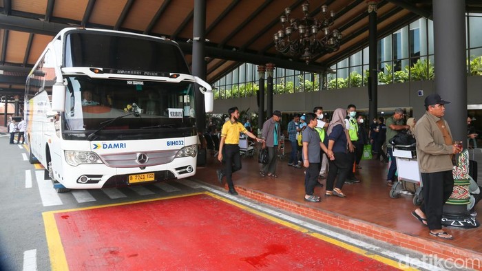 Operasional Bandara Soekarno-Hatta (Soetta), Tangerang, Banten, ditutup sementara imbas abu vulkanik erupsi Gunung Anak Krakatau. Calon penumpang menaiki bus Damri menuju bandara alternatif.