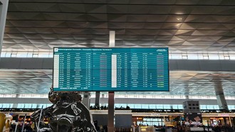 Suasana Bandara Soetta Saat Penutupan Imbas Erupsi Anak Kratakau Diperpanjang