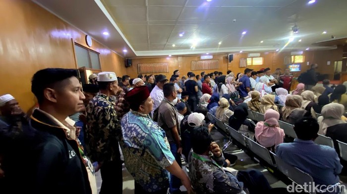 Suasana jelang sidang vonis bupati bekasi nonaktif Ade Kuswara