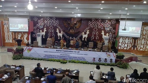 Suasana saat paripurna yang berlangsung di Gedung DPRD NTT.