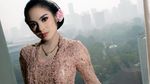 Dilangkahi, Syandria Kameron Genggam Erat Tangan Adik Saat Menikah
