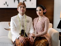 Dilangkahi, Syandria Kameron Genggam Erat Tangan Adik Saat Menikah