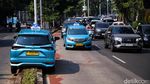 Taksi Naik Pembatas Jalan di Pondok Indah, Bagian Depan Ringsek