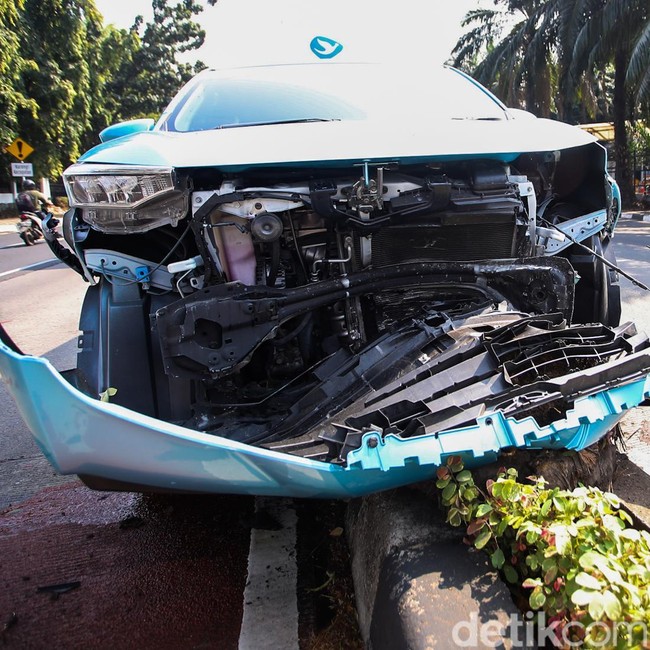 Taksi Naik Pembatas Jalan di Pondok Indah, Bagian Depan Ringsek