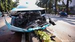 Taksi Naik Pembatas Jalan di Pondok Indah, Bagian Depan Ringsek