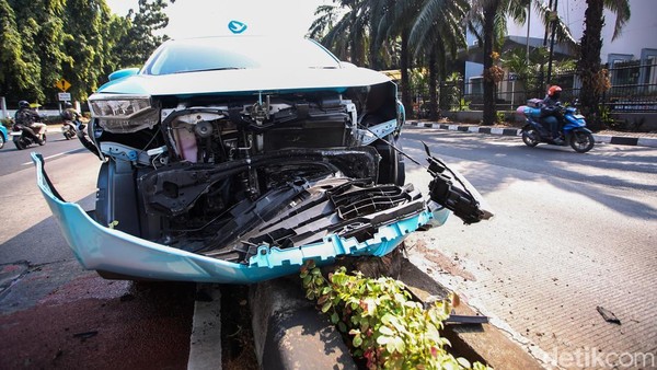 Taksi Naik Pembatas Jalan di Pondok Indah, Bagian Depan Ringsek