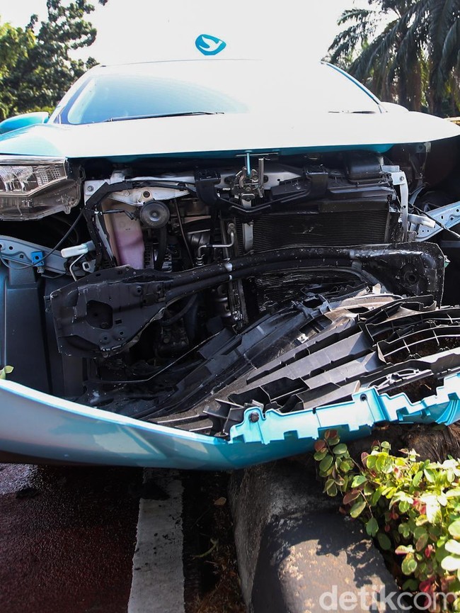 Taksi Naik Pembatas Jalan di Pondok Indah, Bagian Depan Ringsek