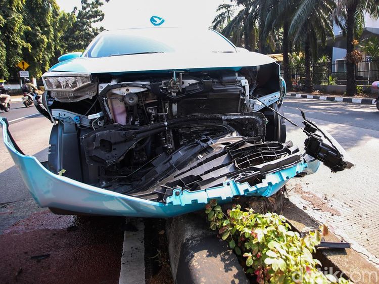 Taksi Naik Pembatas Jalan di Pondok Indah, Bagian Depan Ringsek