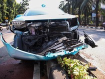 Taksi Naik Pembatas Jalan di Pondok Indah, Bagian Depan Ringsek