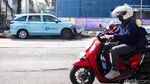 Taksi Naik Pembatas Jalan di Pondok Indah, Bagian Depan Ringsek