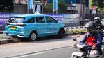 Taksi Naik Pembatas Jalan di Pondok Indah, Bagian Depan Ringsek