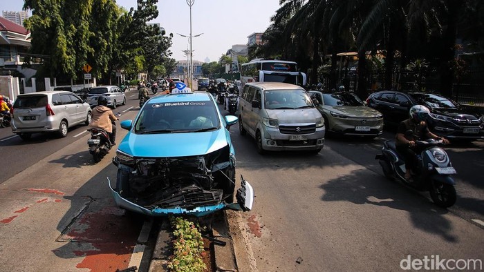 Sebuah taksi mengalami kecelakaan di Jalan Raya Pondok Indah, Jakarta, Senin (7/9/2026). Taksi tersebut terlihat berada di atas pembatas jalan dengan bagian depan kendaraan dalam kondisi rusak parah.
