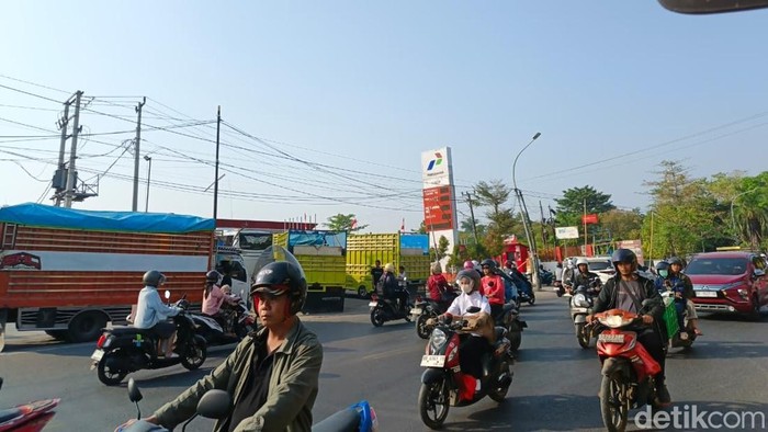 Truk antre solar di SPBU depan Mie Gacoan, Daya, Makassar.