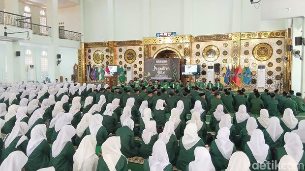 UMI memulai pesantren kilat untuk 3.600 mahasiswa barunya tahun ini. Fadli Ilham/detiksulsel UMI memulai pesantren kilat untuk 3.600 mahasiswa barunya tahun ini. Fadli Ilham/detiksulsel