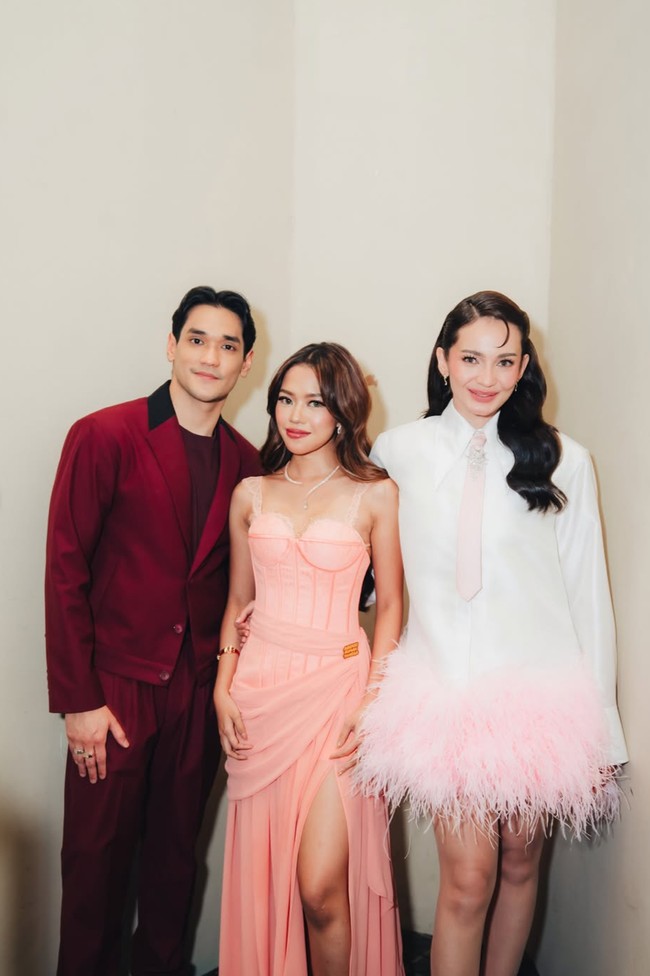 Ummi juga tampak berpose bersama rekan artis lain, seperti Afgan dan Enzy Storia. Foto: Instagram/@ummi_quary