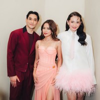 Ummi juga tampak berpose bersama rekan artis lain, seperti Afgan dan Enzy Storia. Foto: Instagram/@ummi_quary