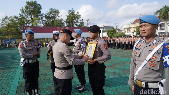 Upacara Pemberhentian Tidak Dengan Hormat (PTDH) bagi seorang anggota Polres Tasikmalaya Kota yang melanggar aturan.