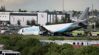 Pesawat Tabrak Mobil di Bandara Miami hingga Terbakar, 5 Orang Tewas