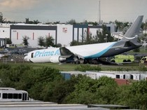 Pesawat Tabrak Mobil di Bandara Miami hingga Terbakar, 5 Orang Tewas