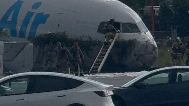 USA-CRASH/PLANE-MIAMI Tim darurat berada di dekat pesawat kargo Amazon Prime Air yang, menurut keterangan pejabat bandara, melampaui batas landasan pacu di Miami, Florida, AS, pada 6 September 2026. (Rohan Ellis/via REUTERS.)