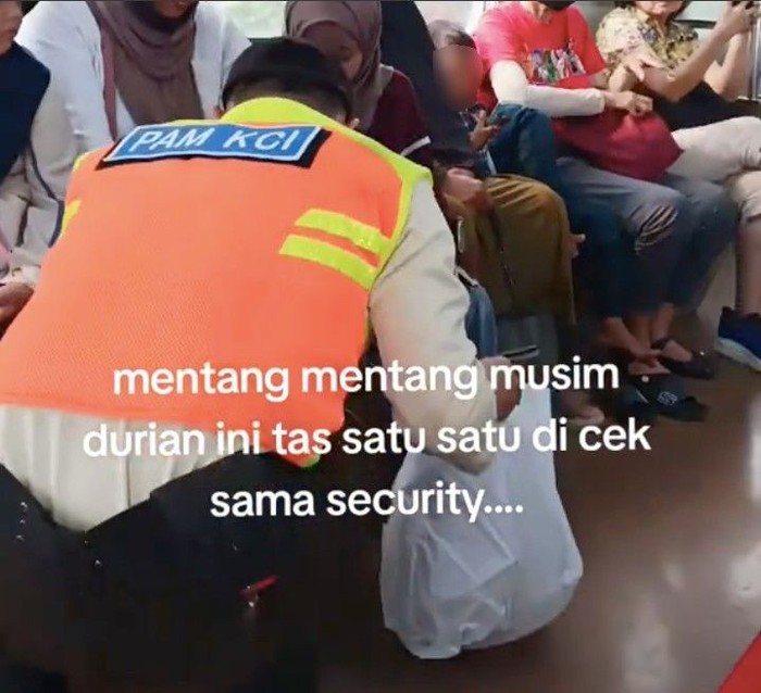 Video petugas mengecek barang bawaan penumpang KRL karena diduga ada yang membawa durian viral di medsos. Begini ceritanya. (dok Pribadi/Elis Mei)