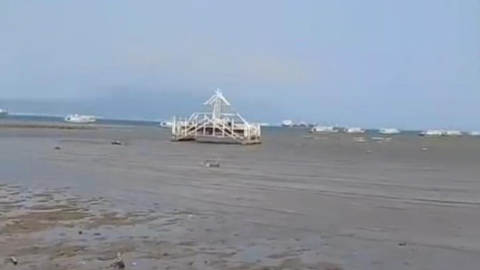 Viral di media sosial air laut di pesisir dekat Gunung Anak Krakatau, Selat Sunda, disebut surut.