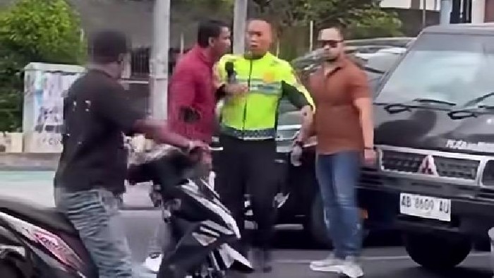 Tangkapan layar memperlihatkan momen keributan di lampu merah UPN Jogja, Condongcatur, Sleman, Senin (7/9/2026).