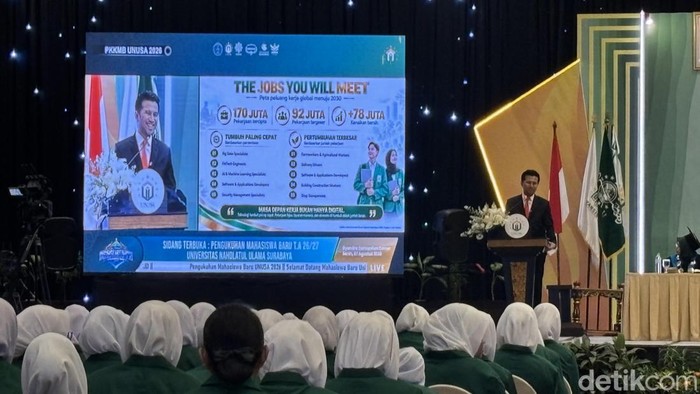 Wagub Emil saat  memberikan kuliah perdana kepada mahasiswa baru Unusa di Dyandra Convention Center