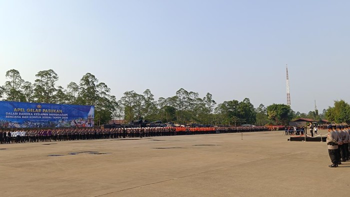 Wakapolri Komjen Dedi Prasetyo memimpin Apel Kesiapan Bencana dan Konflik Sosial di Lapangan Brimob Cikeas, Senin (7/9/2026).