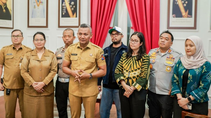 Wakil Wali Kota Bogor Jenal Mutaqin (tengah).