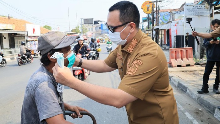 Wali Kota Serang Budi Rustandi turun tangan membagikan masker gratis kepada warga (dok.istimewa)