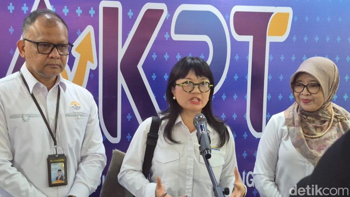 Wamendiktisaintek Stella Christie (tengah) jelaskan kebijakan PJJ di perguruan tinggi di wilayah terdampak abu vulkanik erupsi Anak Krakatau di Grha Kemdiktisaintek, Jakarta, Senin (7/9/2026).