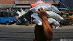 Warga Angke Terima Bantuan Beras 30 Kg, Jatah untuk Tiga Bulan