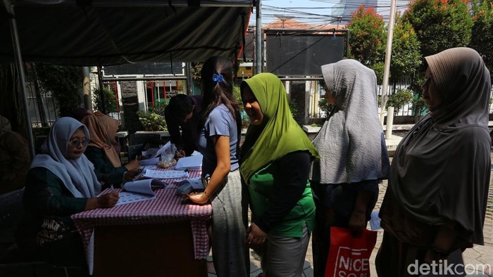 Sejumlah warga mengambil bantuan pangan berupa beras di Kantor Kelurahan Angke, Tambora, Jakarta Barat, Senin (7/9/2026).