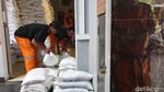 Warga Angke Terima Bantuan Beras 30 Kg, Jatah untuk Tiga Bulan