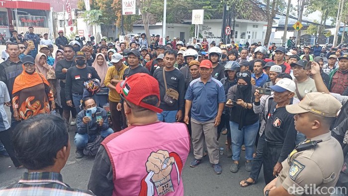 Warga demo Pemkab Tulungagung tuntut perbaikan jalan waduk Wonorejo. Warga ancam blokade kantor bupati kalau tuntutan tidak dipenuhi.