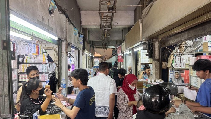 Warga ramai-ramai berburu masker di Pasar Pramuka Jakarta Timur karena munculnya abu vulkanik imbas erupsi Anak Krakatau. (Adhfar/detikcom)