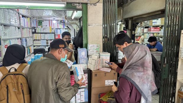 Warga ramai-ramai berburu masker di Pasar Pramuka Jakarta Timur karena munculnya abu vulkanik imbas erupsi Anak Krakatau. (Adhfar/detikcom)