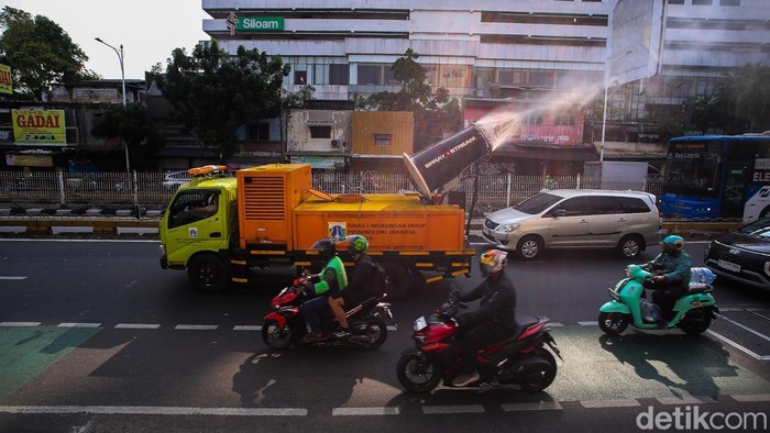 Kendaraan operasional Dinas Lingkungan Hidup (DLH) DKI Jakarta menyemprotkan kabut air (water mist) di Jalan HR Rasuna Said, Jakarta, Senin (7/9/2026).