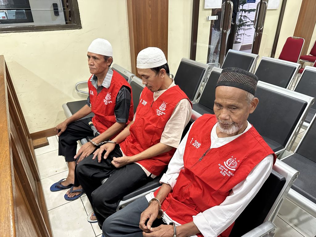 Wowon dan dua rekan pembunuh berantai diadili di PN Bekasi. Wowon dan dua rekan pembunuh berantai diadili di PN Bekasi. (Dok. Detikcom/Isal)