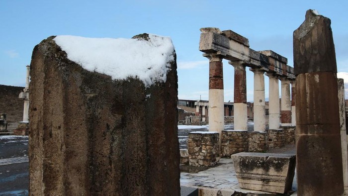 POMPEI, CAMPANIA, ITALY - 2018/02/26: A snow fall covered Pompeii, the archaeological site where are the ruins of the ancient Roman town buried by the eruption of Vesuvius Volcano on 79 AD. Civil protection ordere to not open the area to tourists because heavy snowfall. A cold wave has hit Italy with snowfalls and low temperatures. (Photo by Carlo Hermann/KONTROLAB /LightRocket via Getty Images)